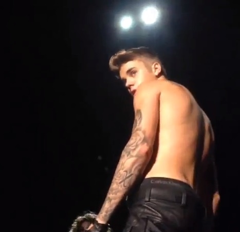 Justin Bieber nổi đ&oacute;a v&igrave; bị fan... n&eacute;m bay mic 5