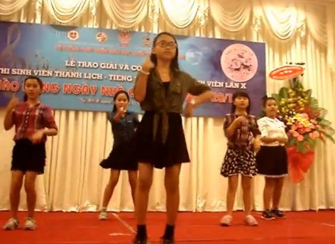 Phương Mỹ Chi nhảy theo T-ara để chúc mừng thầy cô 3