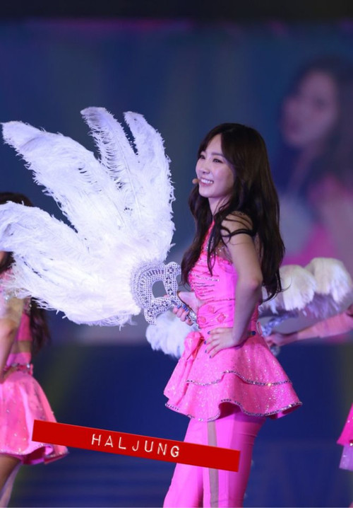 Ngắm SNSD "quậy tưng" s&acirc;n khấu Hồng K&ocirc;ng 13