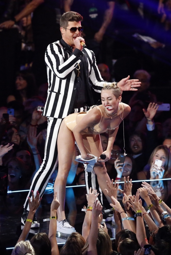 10 khoảnh khắc để đời của Miley Cyrus trong năm 2013 10