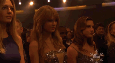 Bật cười trước 25 khoảnh khắc cổ vũ "quên mình" của Taylor Swift 4