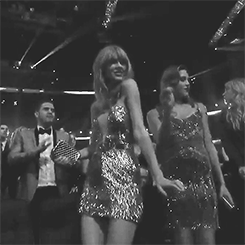 Bật cười trước 25 khoảnh khắc cổ vũ "quên mình" của Taylor Swift 5