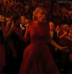 Bật cười trước 25 khoảnh khắc cổ vũ "quên mình" của Taylor Swift 8
