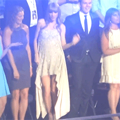 Bật cười trước 25 khoảnh khắc cổ vũ "quên mình" của Taylor Swift 30