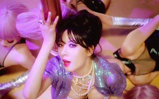 HyunA (4Minute) "hứng đá" vì cảnh khoe ngực 1