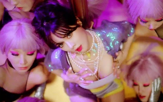 HyunA (4Minute) "hứng đá" vì cảnh khoe ngực 2