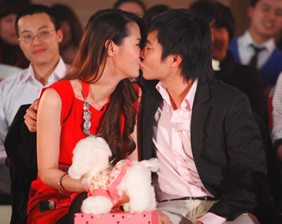 “Bỏng mắt” nhìn vợ chồng sao Việt hôn nhau 8