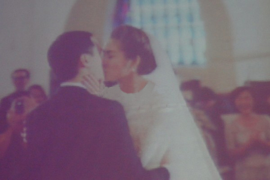“Bỏng mắt” nhìn vợ chồng sao Việt hôn nhau 17
