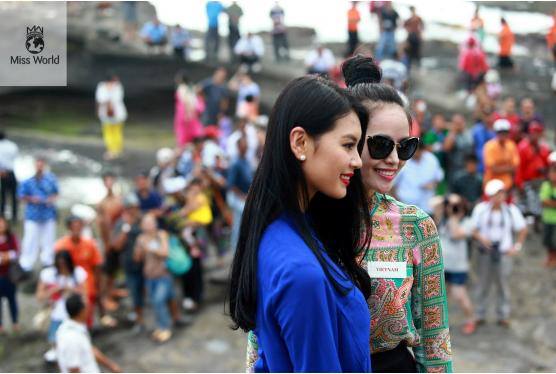 Lại Hương Thảo rạng rỡ bên Miss World 2012 - Vu Văn Hà 5