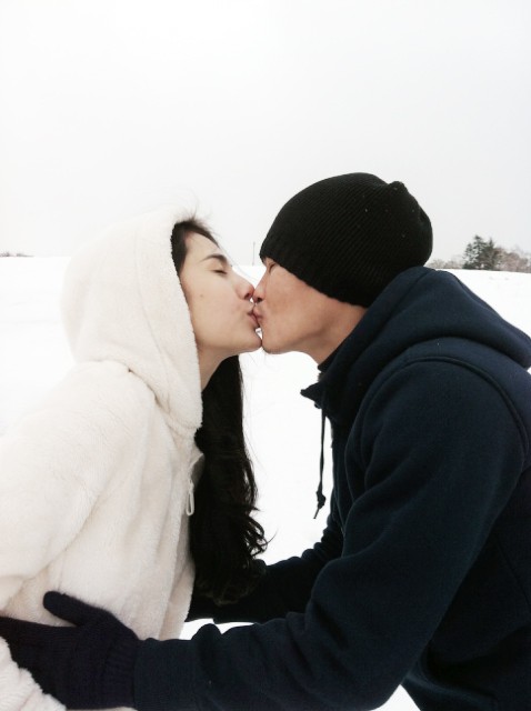 Thủy Tiên - Công Vinh ôm hôn nhau say đắm giữa tuyết trắng 2