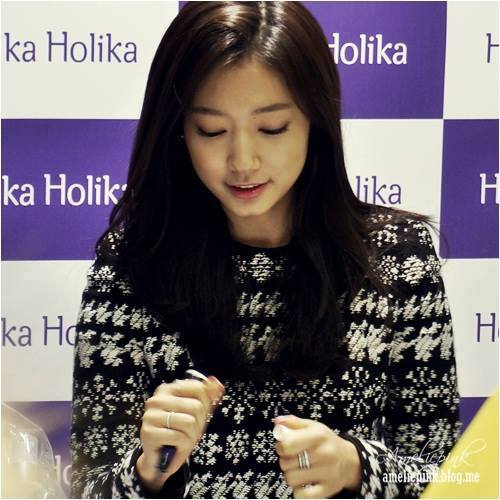 Hàng ngàn fan xếp hàng dài để được gặp Park Shin Hye 16