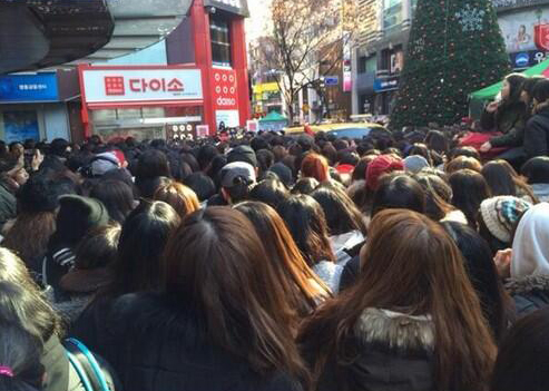 Hàng ngàn fan xếp hàng dài để được gặp Park Shin Hye 8
