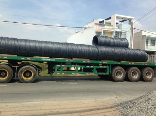 Th&eacute;p cuộn tr&ecirc;n xe rớt xuống đường, 2 người bị thương 3
