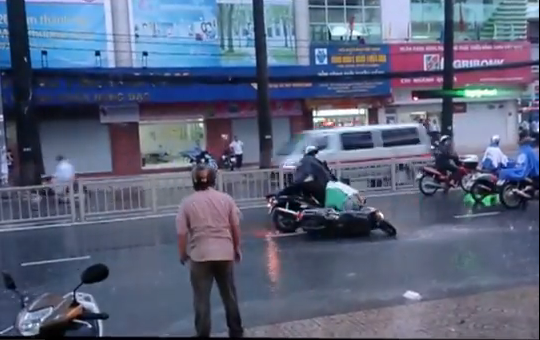 Hoảng hốt với clip té xe hàng loạt trên đường phố Sài Gòn 1