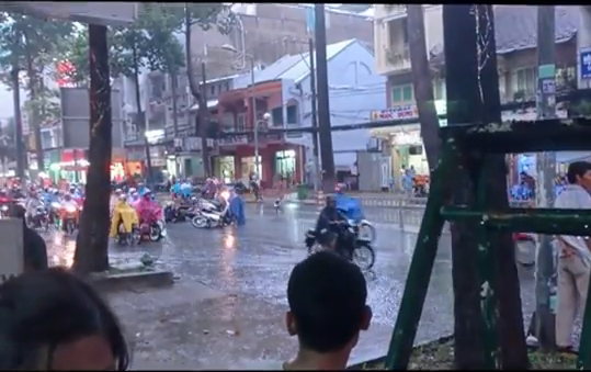 Hoảng hốt với clip té xe hàng loạt trên đường phố Sài Gòn 3