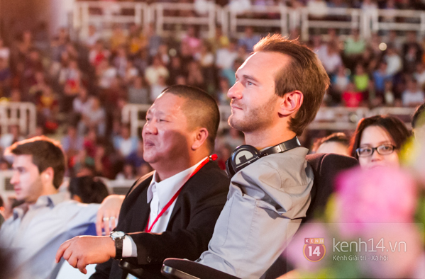 C&ocirc; b&eacute; Việt Nam kh&ocirc;ng tay d&agrave;nh cho Nick Vujicic nụ h&ocirc;n đặc biệt 9