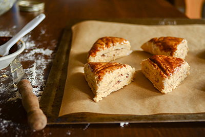 Ăn bánh scones cuộn hương quế cho buổi tiệc trà ngày lạnh 15