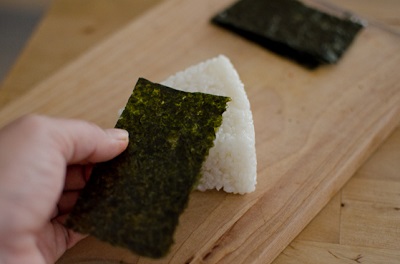 Kết hợp Nhật - Hàn trong món cơm nắm kimchi cá ngừ tuyệt ngon 14