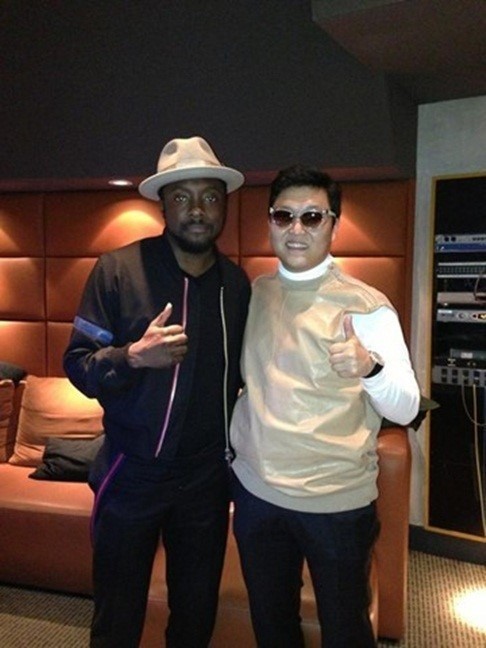 Psy hé lộ ảnh phòng thu với will.i.am 2