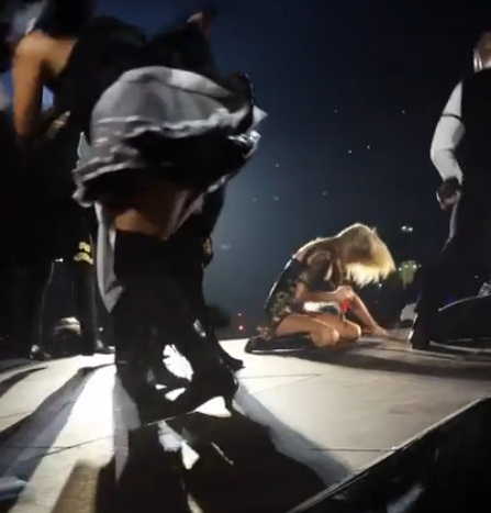 Taylor Swift tự "đấm mẻ răng" tr&ecirc;n s&acirc;n khấu 1