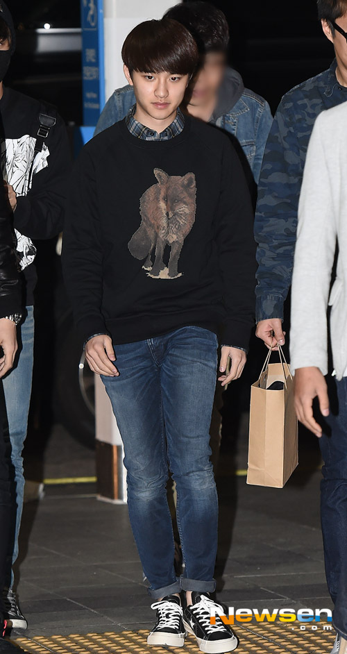 Chanyeol (EXO) hớn hở tại sân bay sau ảnh thân mật với cô gái lạ mặt 4
