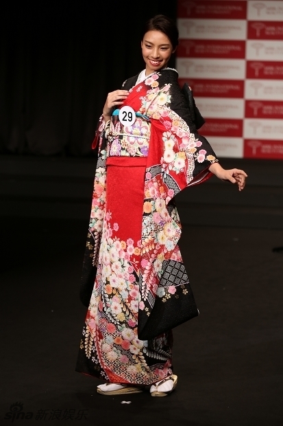 Tân Hoa hậu Quốc tế Nhật Bản 18 tuổi bị chê dáng thô, cười hở lợi 7