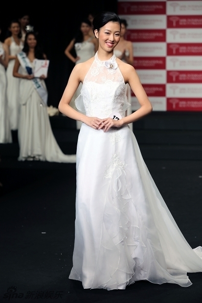 Tân Hoa hậu Quốc tế Nhật Bản 18 tuổi bị chê dáng thô, cười hở lợi 6