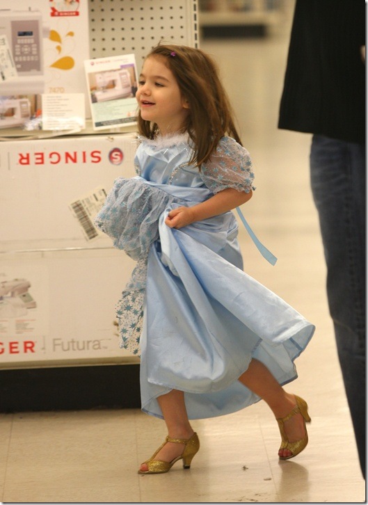 Bé Suri Cruise phấn khởi đi sắm đồ mừng Halloween 7