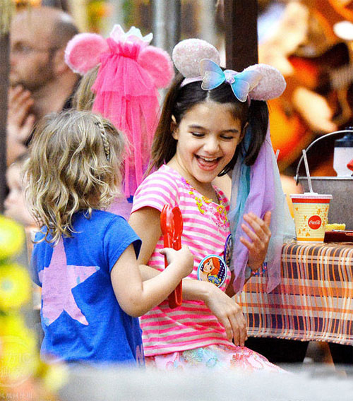 Bé Suri Cruise rạng rỡ khi được mẹ cõng đi chơi Disneyland 5