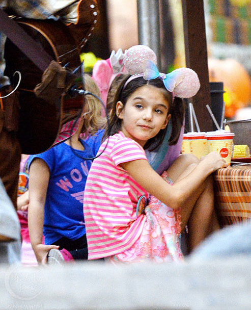 Bé Suri Cruise rạng rỡ khi được mẹ cõng đi chơi Disneyland 6