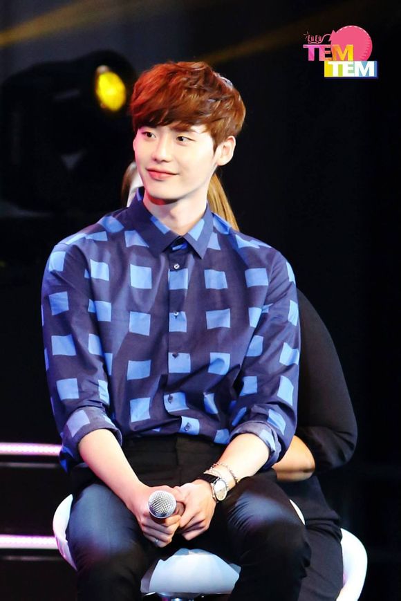 Lee Jong Suk ôm fan nữ thân mật sau tin đồn "khó gần" 2