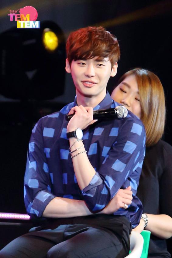 Lee Jong Suk ôm fan nữ thân mật sau tin đồn "khó gần" 7