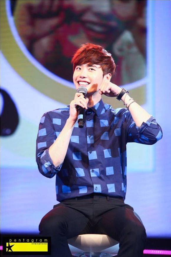 Lee Jong Suk ôm fan nữ thân mật sau tin đồn "khó gần" 9