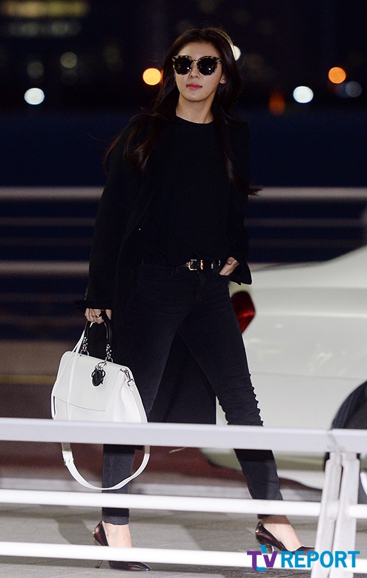 Cận cảnh nhan sắc của "Hoàng hậu Ki" Ha Ji Won tại sân bay Nội Bài 19