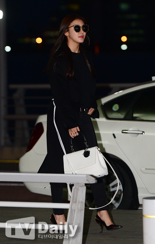 Cận cảnh nhan sắc của "Hoàng hậu Ki" Ha Ji Won tại sân bay Nội Bài 20