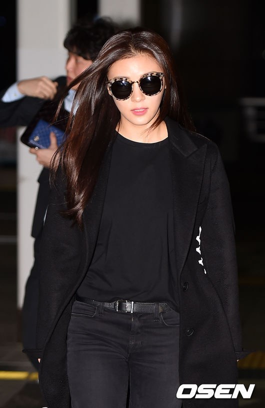 Cận cảnh nhan sắc của "Hoàng hậu Ki" Ha Ji Won tại sân bay Nội Bài 21