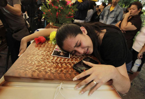 Xót xa cảnh người mẹ khóc nghẹn trong tang lễ chị em Hoa hậu bị sát hại 4