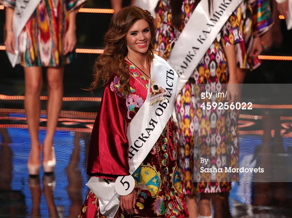Hoa hậu Trái đất Nga 2014 bị chê mặt nhăn nhúm, cằm nhọn bất thường 5