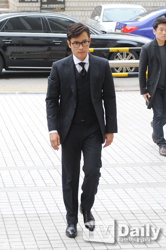 Lee Byung Hun bảnh bao, cúi gằm mặt khi có mặt tại tòa 1