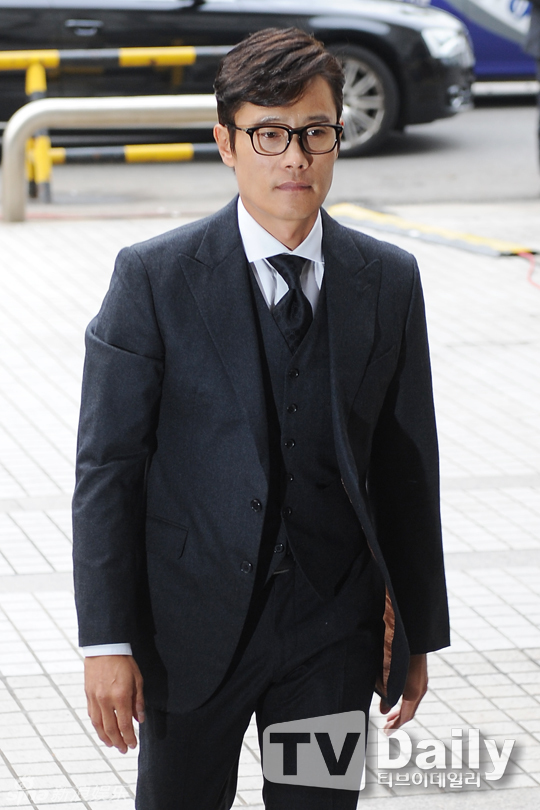 Lee Byung Hun bảnh bao, cúi gằm mặt khi có mặt tại tòa 5