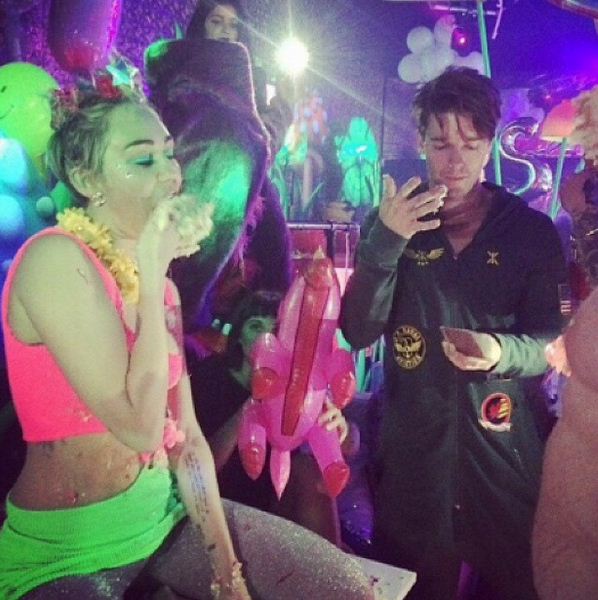 Miley Cyrus quậy tưng bừng mừng sinh nhật 22 tuổi cùng bạn trai 1