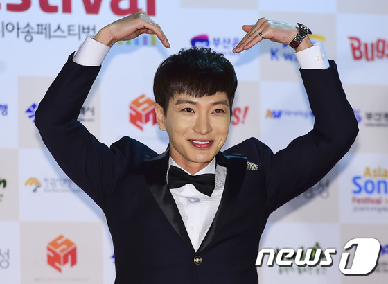 Leeteuk (Super Junior) “quậy tưng” giữa dàn sao trên thảm đỏ 5