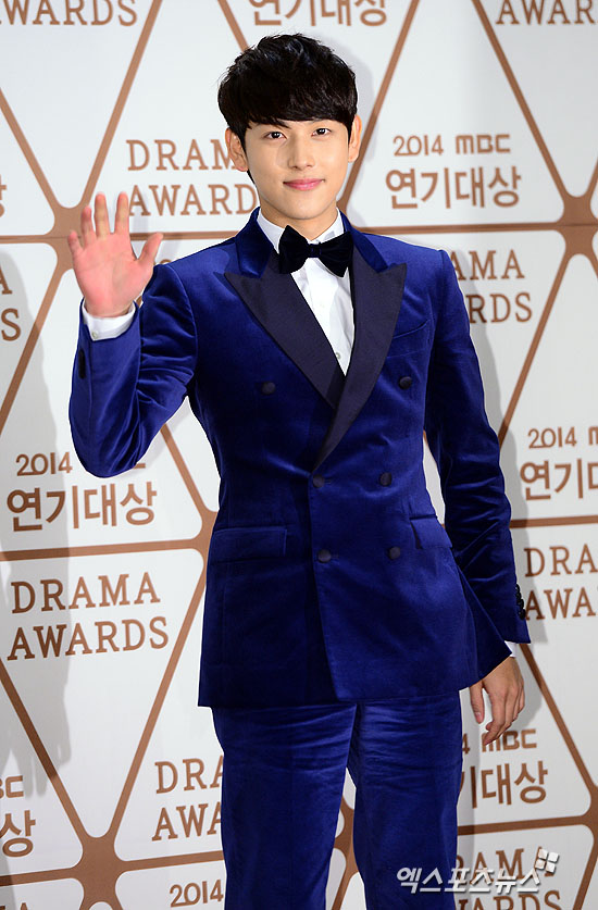 Sooyoung (SNSD) đọ sắc Jang Nara trên thảm đỏ “MBC Drama Awards 2014” 15