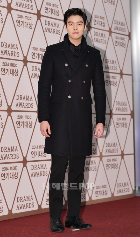 Sooyoung (SNSD) đọ sắc Jang Nara trên thảm đỏ “MBC Drama Awards 2014” 25