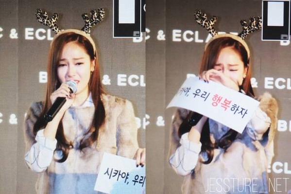 Jessica bất ngờ òa khóc nức nở trong sự kiện ký tặng 4