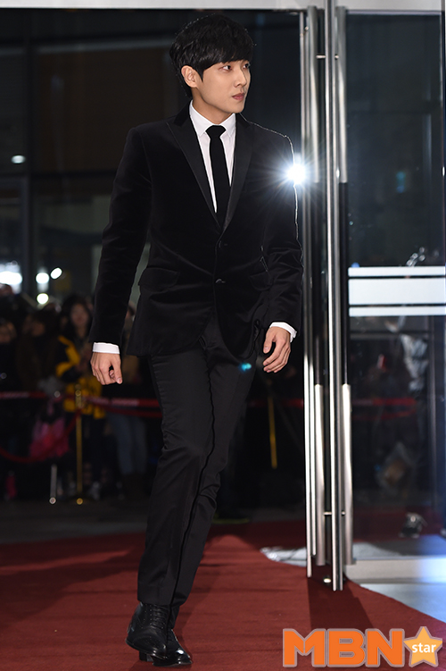 Sooyoung (SNSD) đọ sắc Jang Nara trên thảm đỏ “MBC Drama Awards 2014” 29