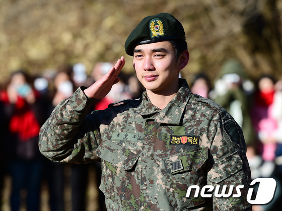 Yoo Seung Ho cực điển trai, khóc nức nở trong ngày xuất ngũ 3