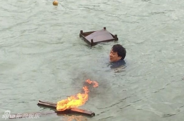 Tai nạn phim trường: Nhiếp ảnh gia qua đời, Thành Long xuống biển cứu người 1