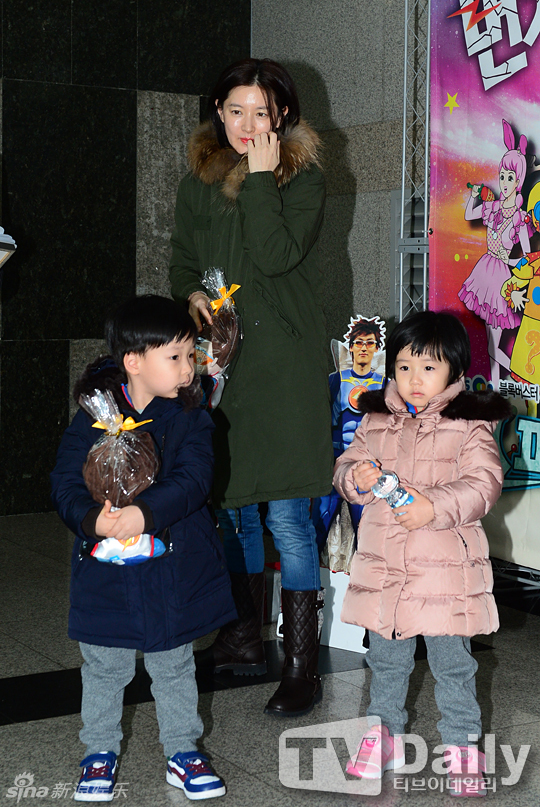 Hai con sinh đôi của Lee Young Ae "khó đăm đăm" trước ống kính 8