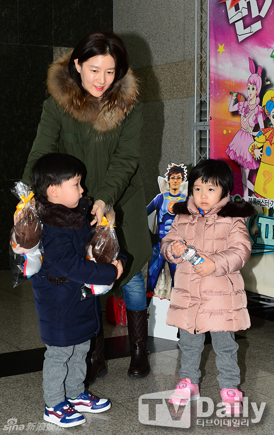 Hai con sinh đôi của Lee Young Ae "khó đăm đăm" trước ống kính 9